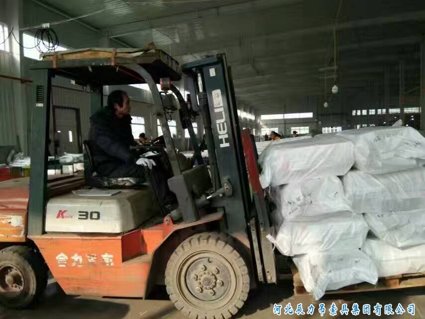 吊裝帶叉車(chē)過(guò)程